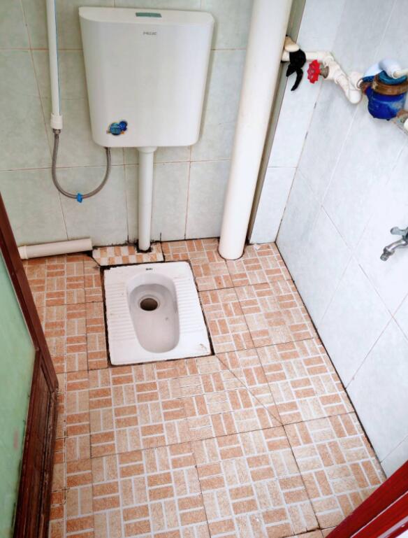 龙景区 大单间一房一厅400-500闷租 龙景区 大单间一房一厅400-500闷租