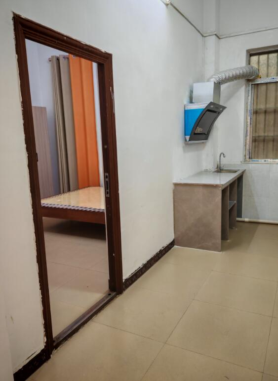 龙景区 大单间一房一厅400-500闷租 龙景区 大单间一房一厅400-500闷租