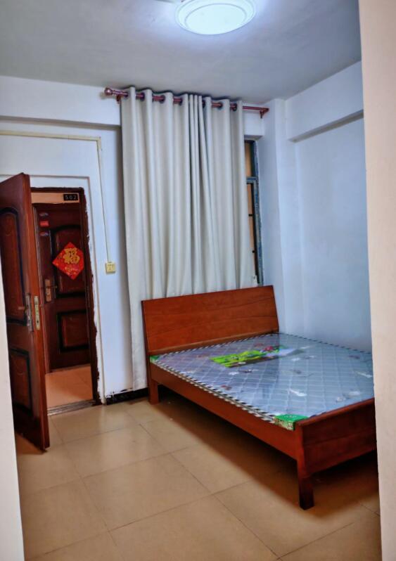 龙景区 大单间一房一厅400-500闷租 龙景区 大单间一房一厅400-500闷租